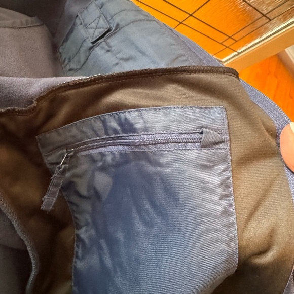 Duluth Trading Company, Men's 8 pocket navy blue Vest - Picture 5 of 9